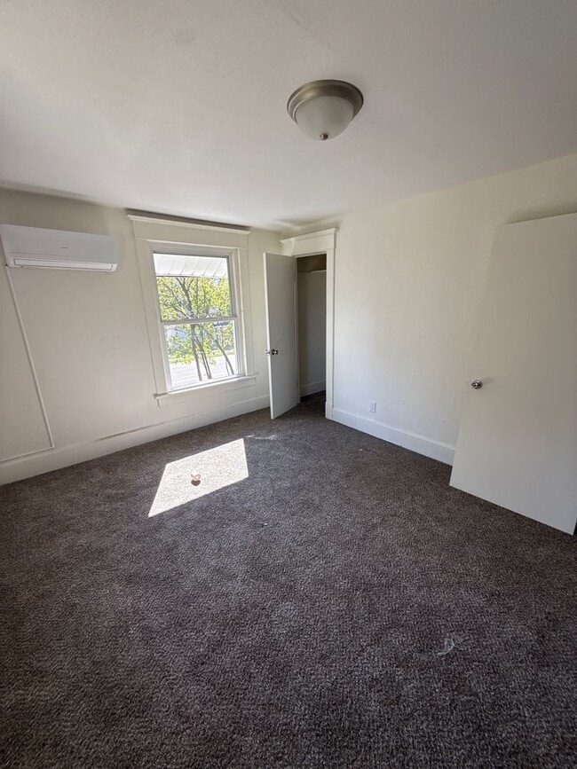 Building Photo - 3 bedroom/2 bath house