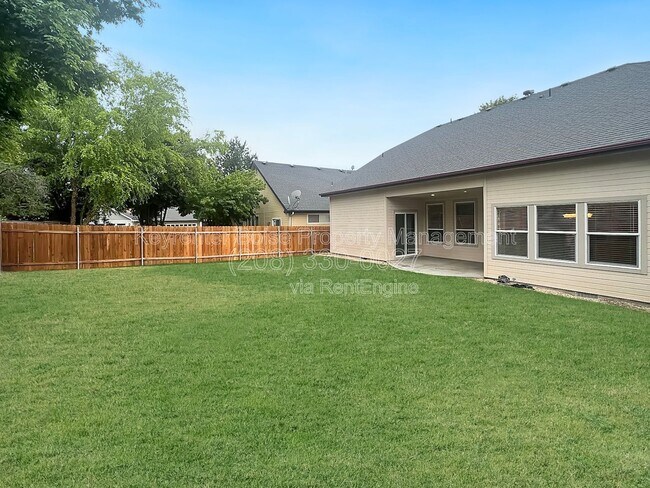 Building Photo - 2120 N Eagle Creek Ln