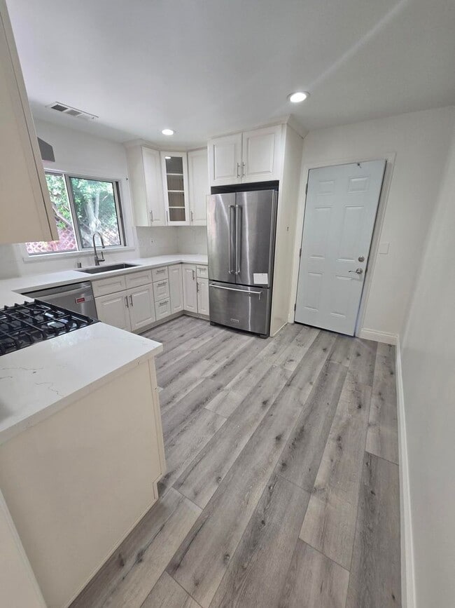 Building Photo - Inviting 3-Bed/2-Bath Home - Menlo Park