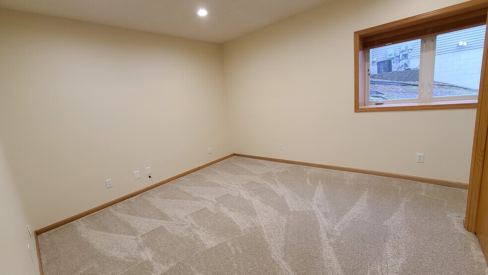 Building Photo - 1480 Violet Ln