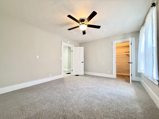 Building Photo - **Hawthorne Place** Pet Friendly 5 Large Bedrooms 2 Full Baths!