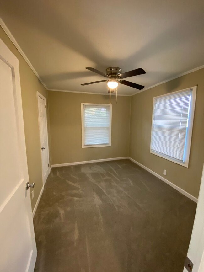 Building Photo - 1404 Rosewood Ln