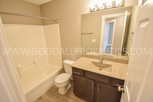 Building Photo - 3 BDRM 2.5 Bath finished basement fenced backyard in Ankeny