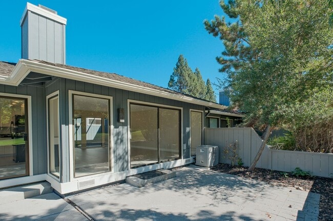 Building Photo - Spacious 3 Bedroom 2 Bath townhome for ren...