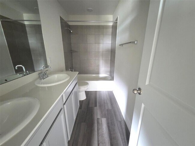 Building Photo - 220 Sun Grv Trl