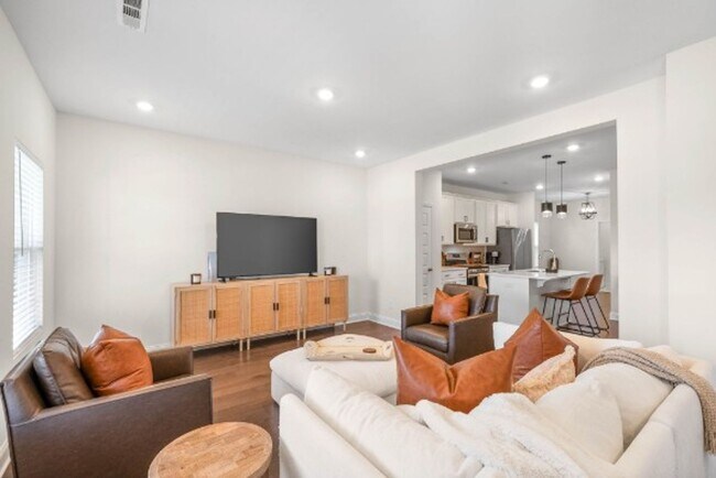 Building Photo - FOR LEASE- TOWNHOME IN THE PRESERVE AT BELLE POINTE!