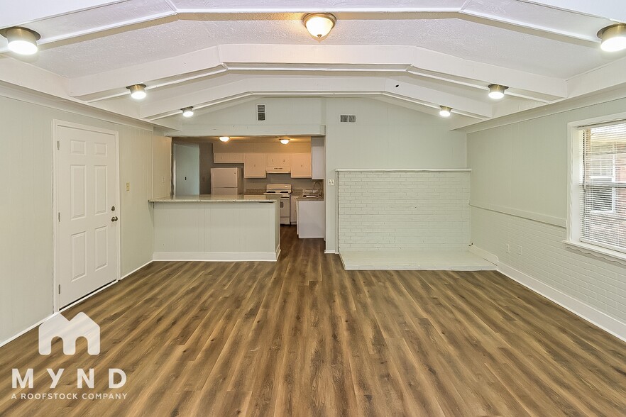 Building Photo - 5652 Chickasaw Dr