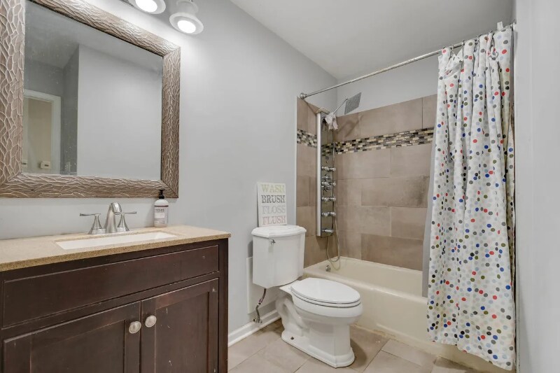 Building Photo - 837 Hamlin Ave