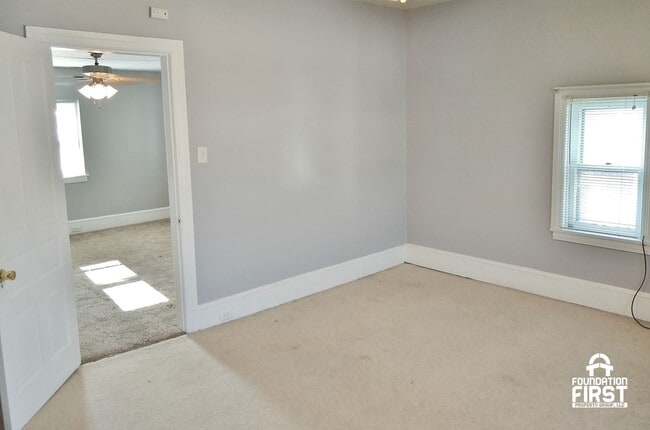 Building Photo - 5 Bed / 2 Bath Single Family Duplex