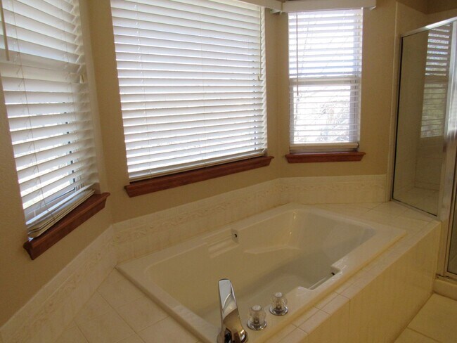 Building Photo - Spacious 5 bedroom home in Hunters Glen