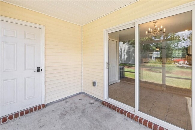 Building Photo - Cute, Convenient Townhome!