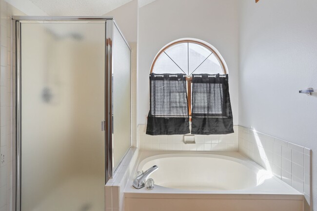 Building Photo - Beautifully Updated 3BR/2.5BA Home in Longmont – $300 Off First Month's Rent