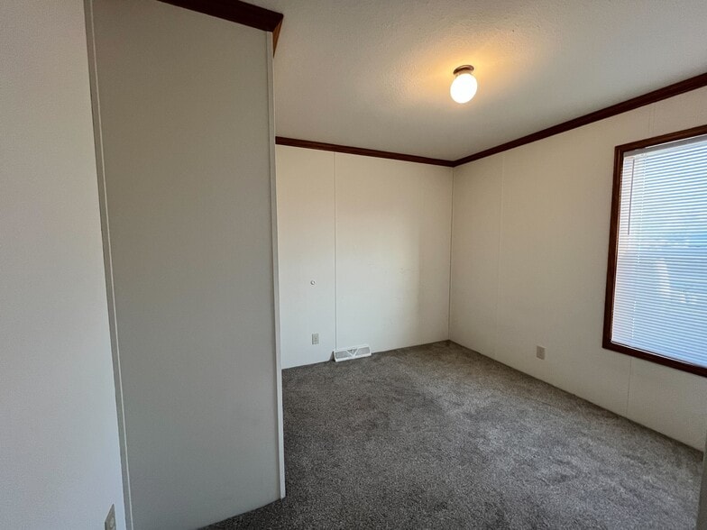 Building Photo - 1432 Iowa Dr