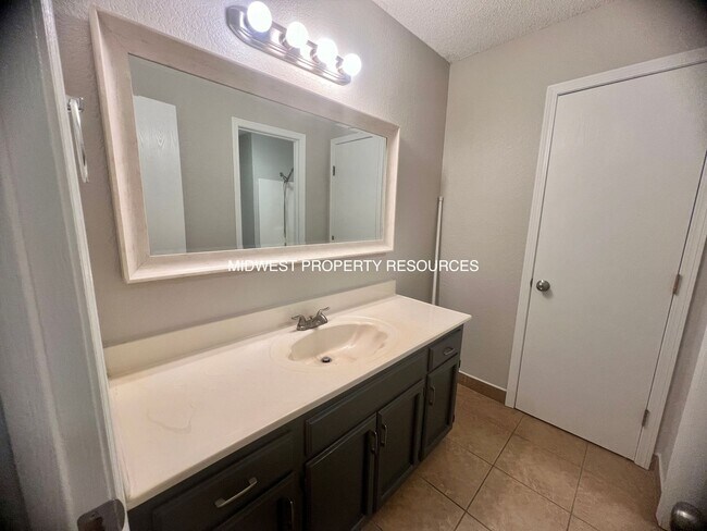 Building Photo - Beautiful 2 Bedroom Townhome with Updated Kitchen