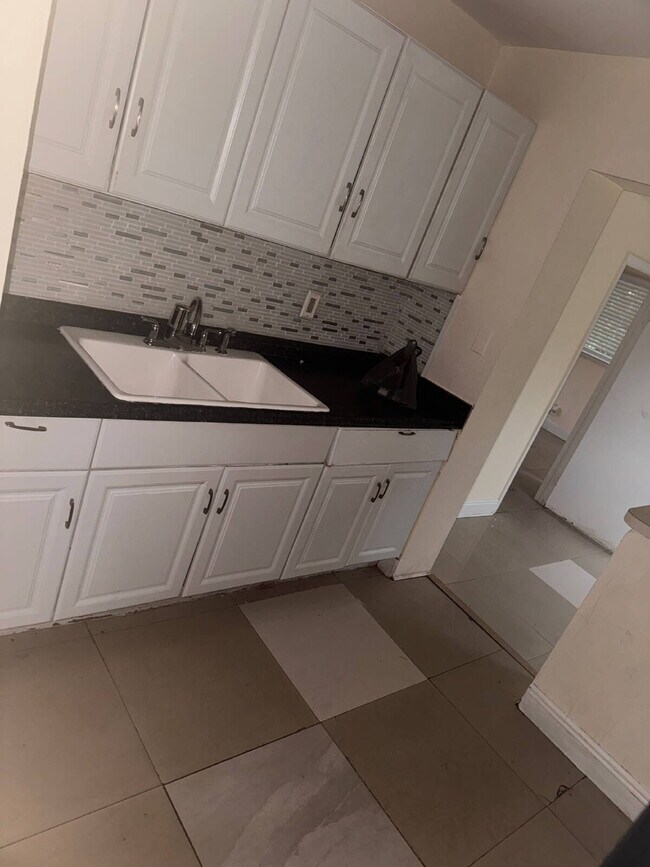 Building Photo - " 3 Bedroom 2 Bath Single Family Home in Prime Deerfield Beach Location!"