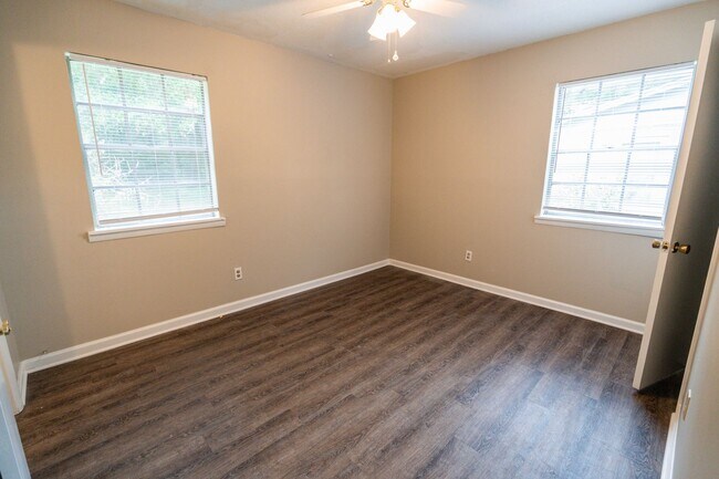 Building Photo - Cute 3 bed 2 bath on the SE side of Tallahassee