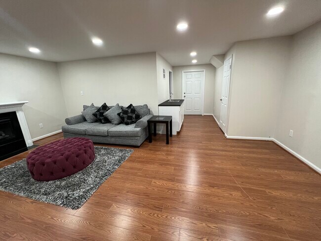 Building Photo - 5197 Glen Meadow Dr