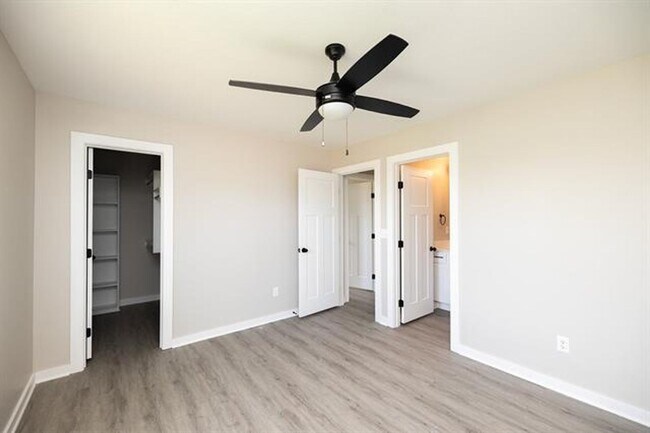 Building Photo - 548-550 W. 50th Ct. S.