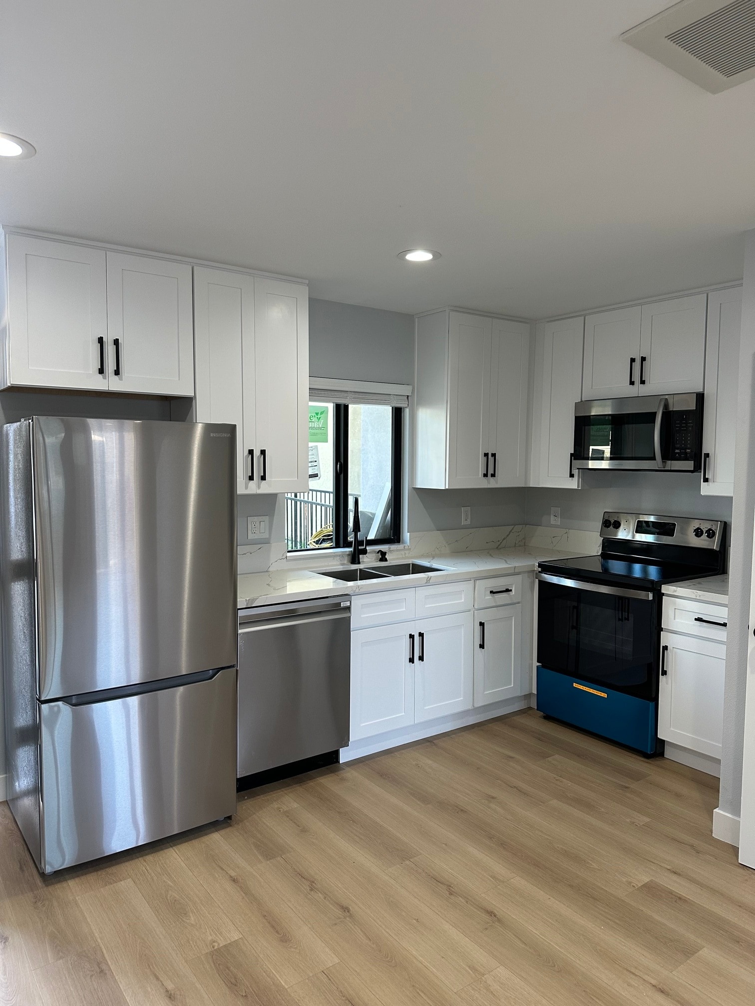 Building Photo - 826 Rose Ave