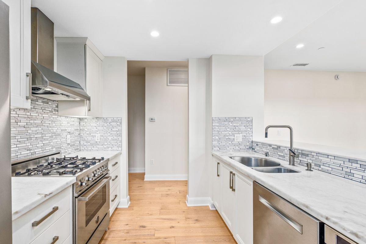 Building Photo - 10647 Ashton Ave