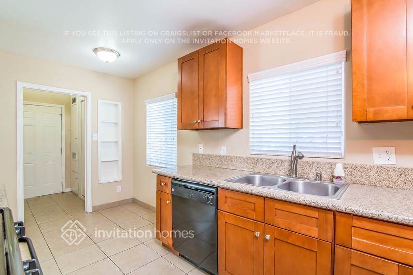 Building Photo - 219 E 46th St