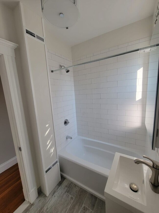 Building Photo - VERU NICE 1 bed in Allston...