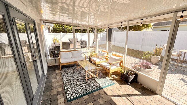 Building Photo - The Heart of Maitland: 3BD/2BA Home That F...