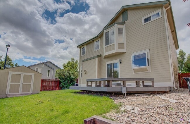 Building Photo - Beautiful home with 3 bedrooms, 2 1/2 bathrooms, 2-car garage ready to move in!  NO PETS & NO SMO...