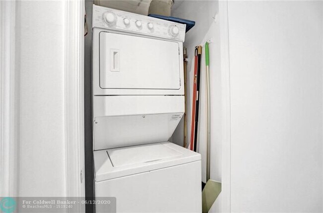 Building Photo - 111 SE 8th Ave