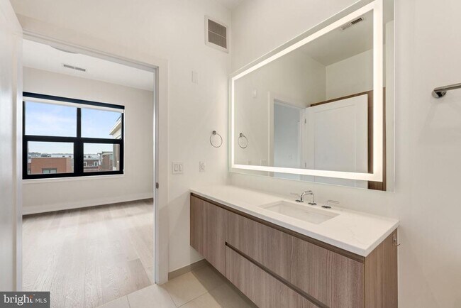 Building Photo - 701 Swann Ave