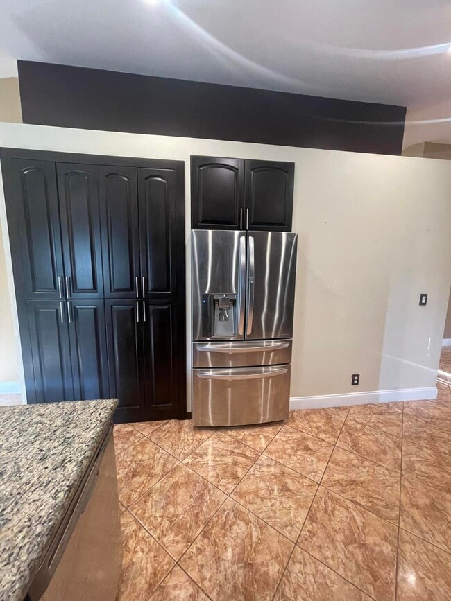 Building Photo - 5472 Club Cir