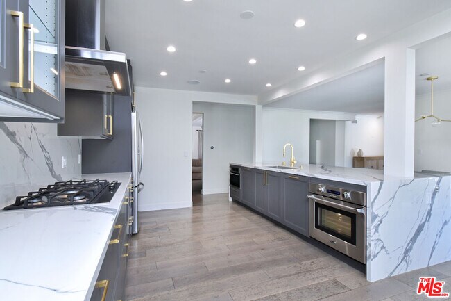 Building Photo - 4678 White Oak Ave