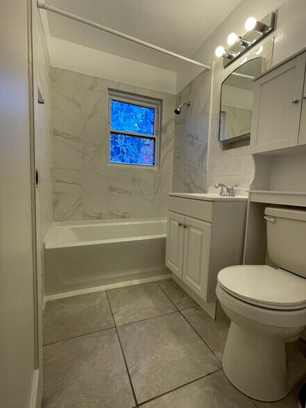 Building Photo - 706 S 25th St