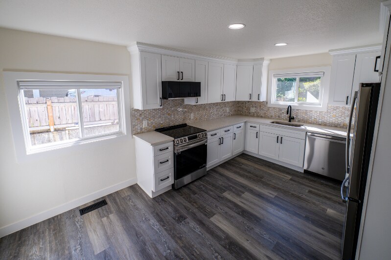 Building Photo - 4685 Riverview Ave