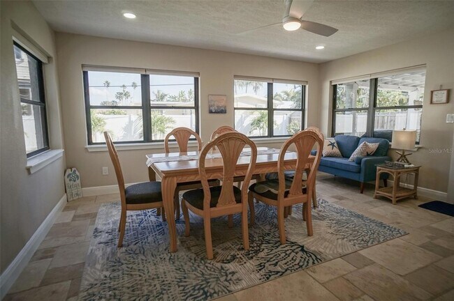 Building Photo - 929 Lantana Ave