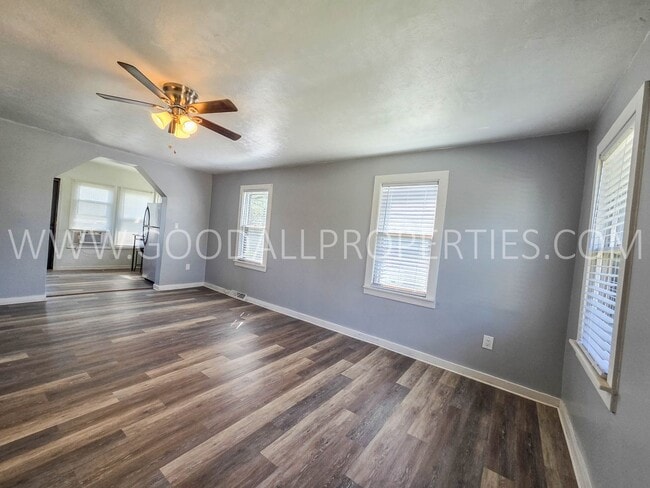 Building Photo - Cozy 2-Bedroom Home Near Downtown Des Moines & Gray’s Lake