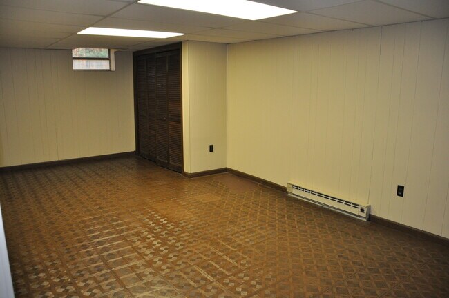 Building Photo - Sparkling Rambler in Park-like Setting on 10 Acres