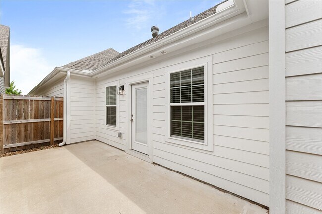 Building Photo - 830 NE Hts Ln