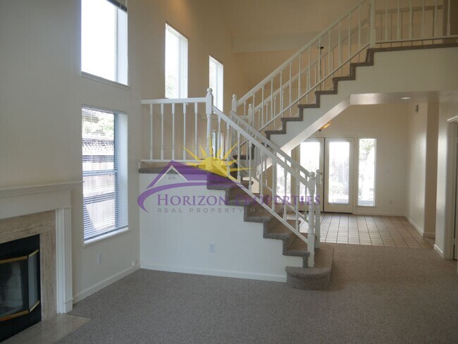 Building Photo - Unique 3 Bed 2.5 Bath 1,971sqft Single Fam...