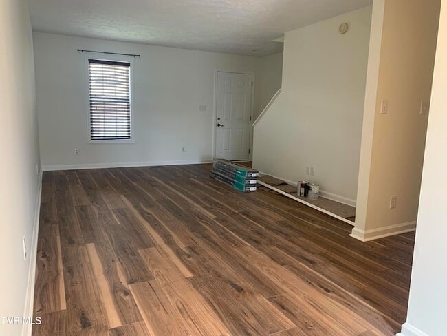 Building Photo - 15 Lake Village Ct