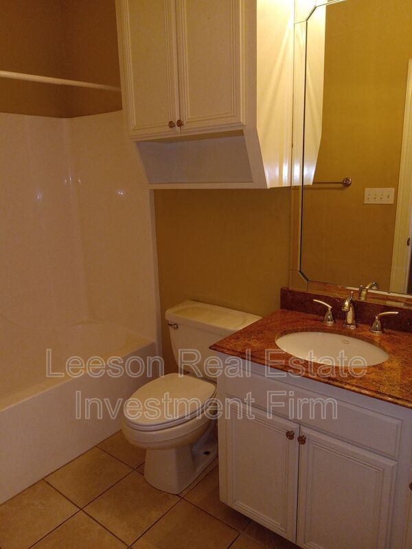 Building Photo - 5721 S Lakeshore Dr