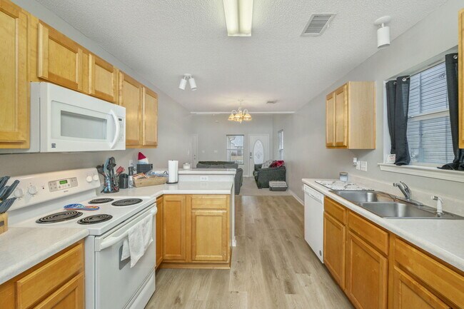 Building Photo - 2139 Tom St