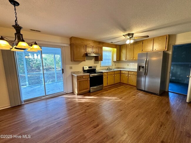 Building Photo - 402 Sycamore Dr