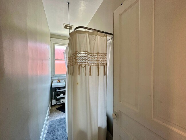 Building Photo - 2369 Victor St