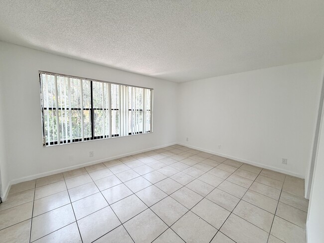 Building Photo - 799 Hill Dr