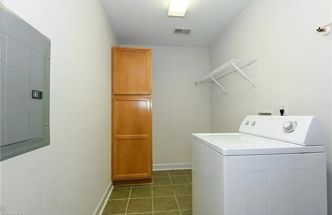 Building Photo - 5236 Hilltop Rd