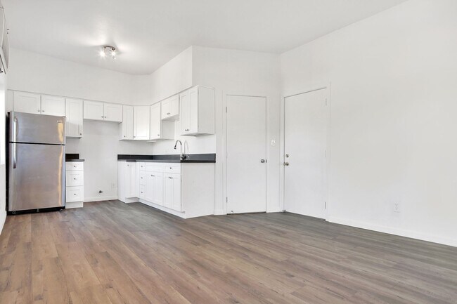 Building Photo - This bright upstairs 2 Bed / 2 Bath apartm...