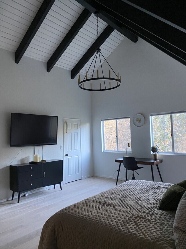 Building Photo - Stylish Chalet with Lake Rights