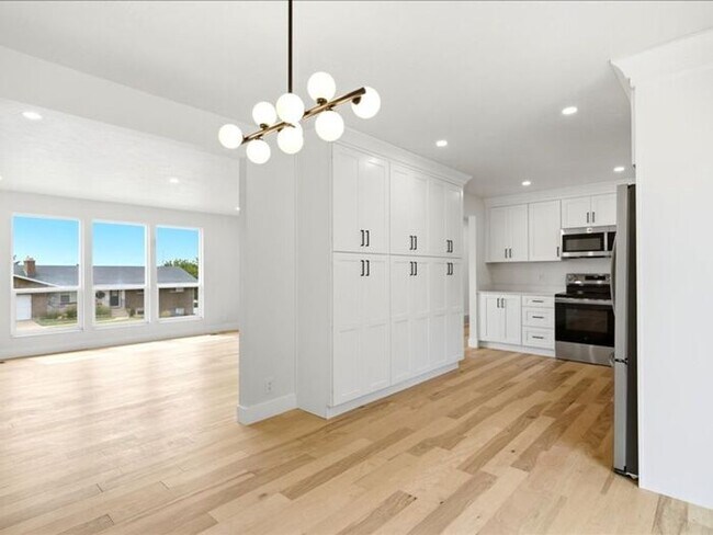 Building Photo - BOUNTIFUL New Remodeled 4 bed 3 bath home