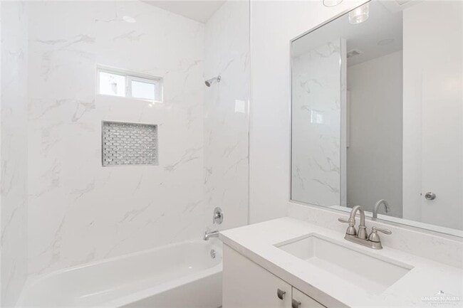 Building Photo - 16 Country Club Dr